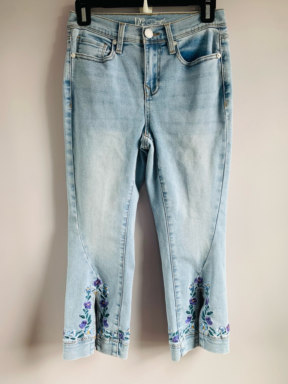 DG2 Jeans Blue Denim Cropped Split Hem Floral Violet Embroidery Casual EUC 2P